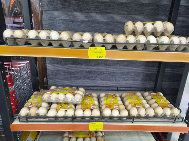 Полки с куриными яйцами Billur, жёлтые ценники магазина
