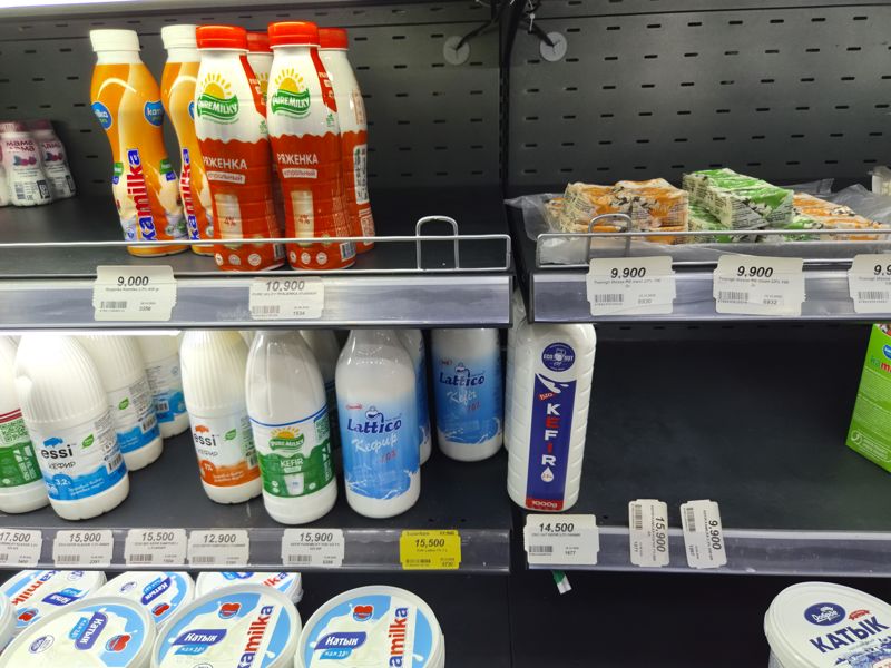 Холодильник с ряженкой, кефиром и творожной массой: Kamilka, Pure Milky, Essi, Lattico, Eko Sut; ценники Сырной лавки