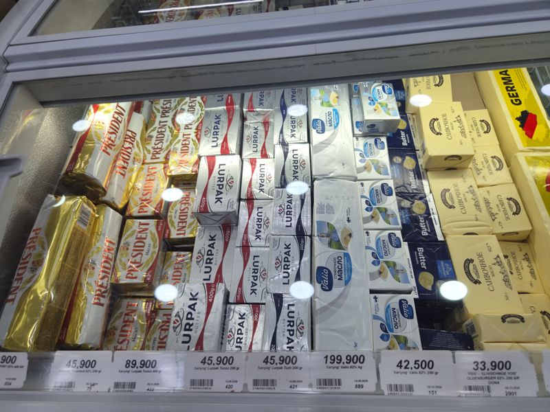 Морозильный ларь со сливочным маслом: President, Lurpak, Valio, Брест-Литовск, Oldenburger; ценники Сырной лавки