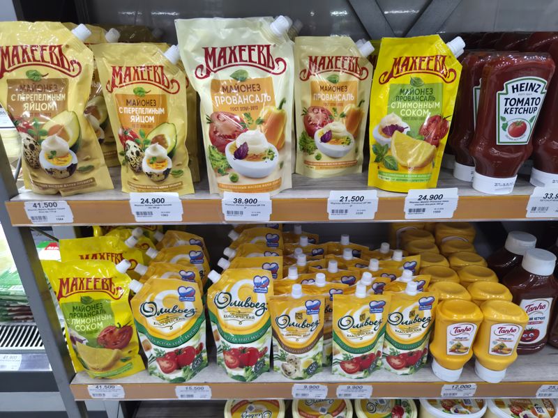 Полки с майонезом «Махеевъ» и «Оливьез», кетчупом Heinz и соусами Tanho; ценники Сырной лавки