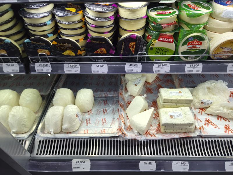 Холодильник с плавлеными сырами Bahodirov (Тост, Кашар, Моцарелла) и Alsafi Mozzarella; ниже — весовая брынза и творожные сыры на подложке KAAS «Сырная лавка»
