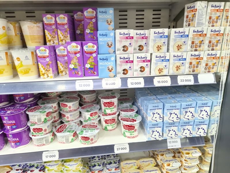 Холодильная витрина молочных продуктов: молоко и коктейли Депи, молоко «Беллакт», сливки и сливочный крем «Беллакт», козье молоко, сметана «Славянские традиции» и 1М Молочный, внизу творожки Савушкин