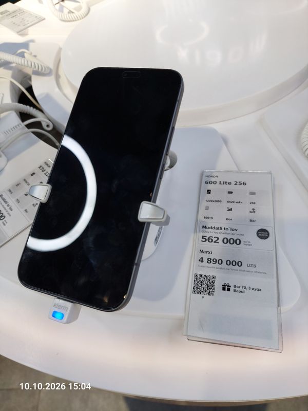 Смартфон Honor 600 Lite в держателе с сигнализацией на витрине Ucell, рядом ценник-карточка: HONOR 600 Lite 256, плашка «Maxsus aksiya», 4 890 000 сум