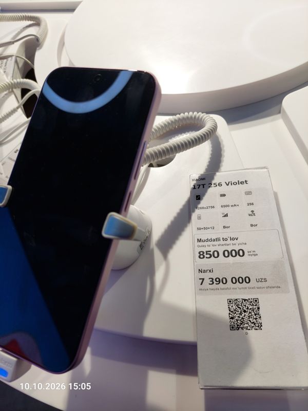 Смартфон Xiaomi 17T в держателе с сигнализацией на витрине Ucell, рядом ценник-карточка: XIAOMI 17T 256 Violet, 7 390 000 сум