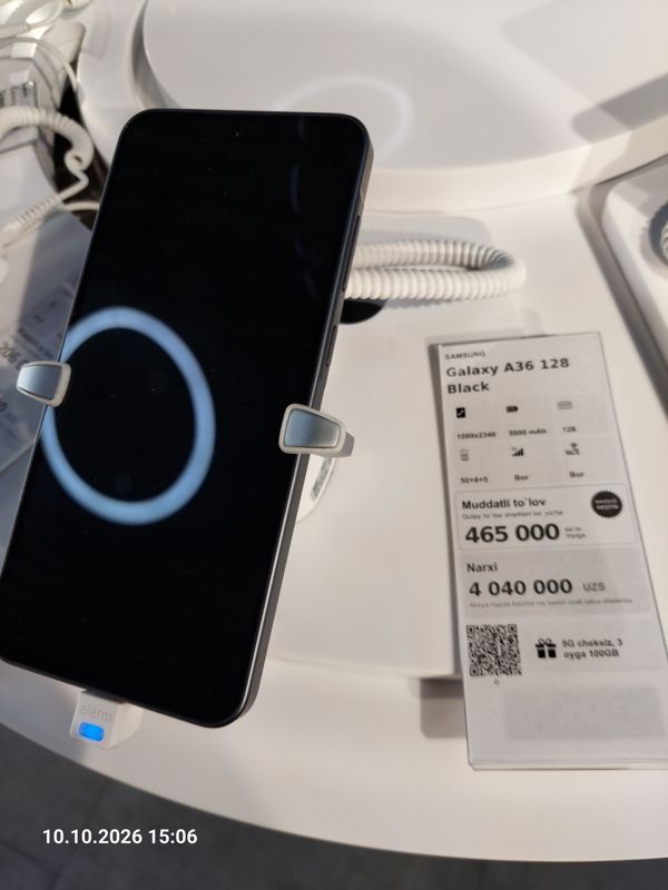 Смартфон Samsung Galaxy A36 в держателе с сигнализацией на витрине Ucell, рядом ценник-карточка: SAMSUNG Galaxy A36 128 Black, плашка «Maxsus aksiya», 4 040 000 сум