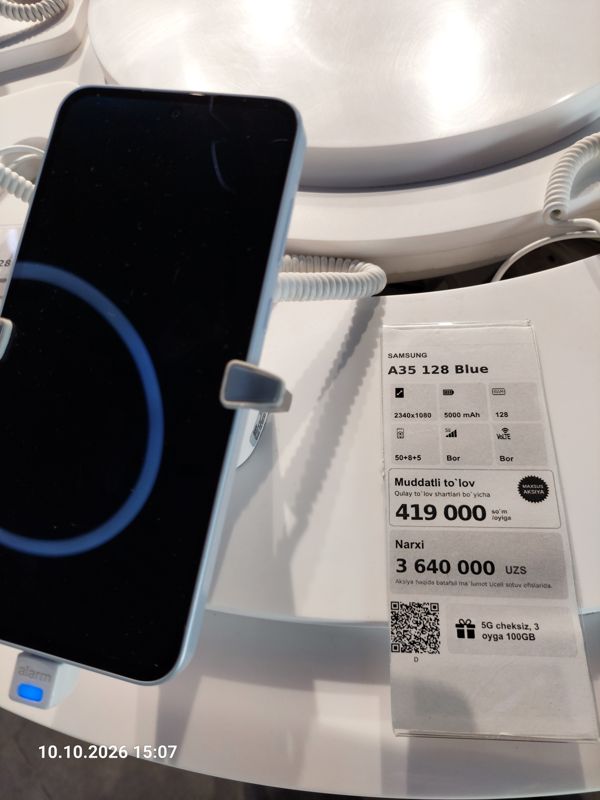 Смартфон Samsung A35 на подставке с ценником Ucell: плашка «Maxsus aksiya» и подарок «5G cheksiz, 3 oyga 100GB»