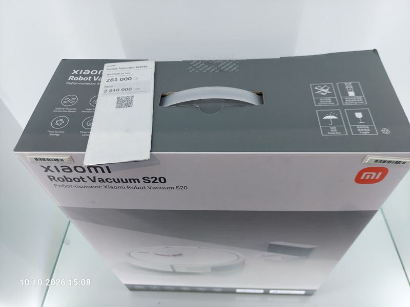 Коробка робота-пылесоса Xiaomi Robot Vacuum S20 на стеклянной витрине Ucell с ценником-карточкой «XIAOMI Robot Vacuum White», 2 440 000 сум