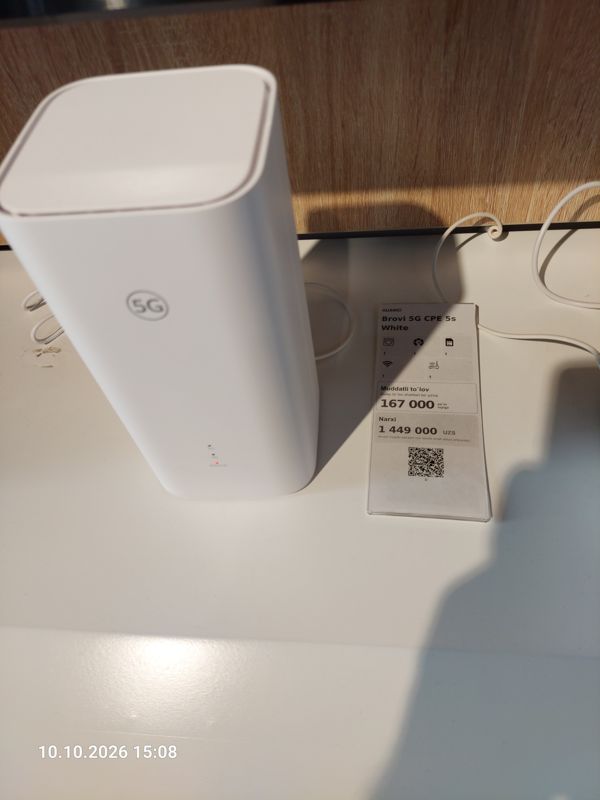 5G-роутер Huawei в белом корпусе на столе Ucell, справа ценник-карточка: Brovi 5G CPE 5s White, 1 449 000 сум