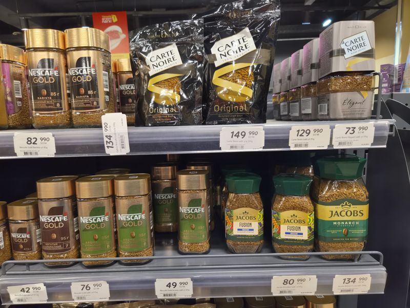Полка растворимого кофе: Nescafe Gold (банки 47,5, 85 и 95 г), Carte Noire (пакеты и банки), Jacobs Brazilian и Monarch; ниже ряд белых ценников