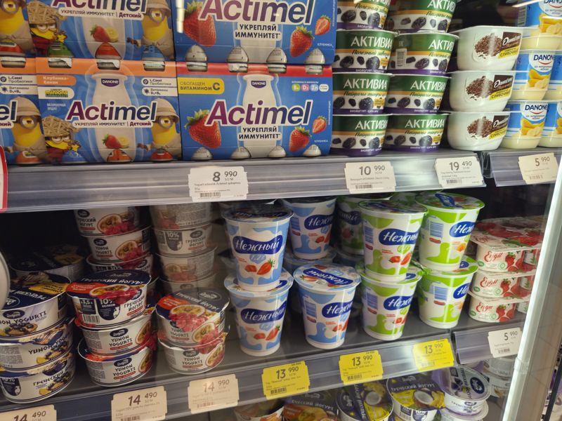 Тот же стеллаж с йогуртами со слегка другого ракурса: Actimel, Activia, Danissimo, Danone, «Нежный», греческий «Доброе», Engil