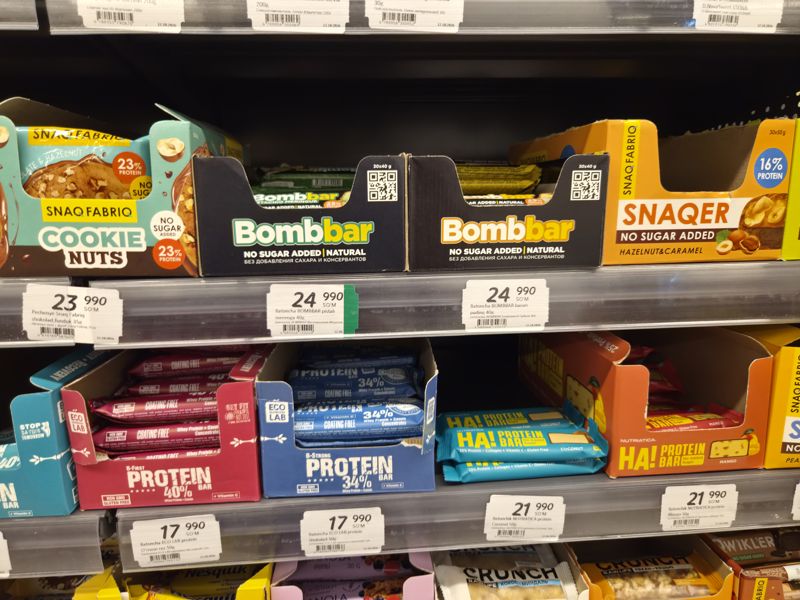 Полки с протеиновыми батончиками и печеньем: Snaq Fabriq, Bombbar, ECO LAB, Nutriatica; ценники от 12.10.2026