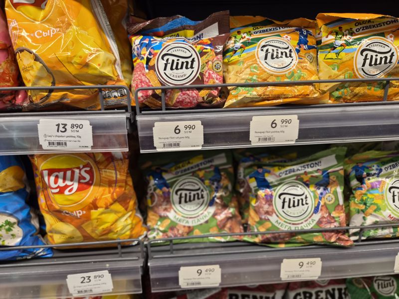 Чипсы Lay's и сухарики Flint «Мега пачка» на полках, белые ценники на шинах