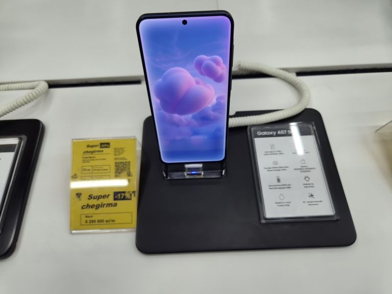 Смартфон Samsung Galaxy A57 5G (Dark Blue) на подставке с карточкой характеристик, жёлтый ценник «Super chegirma −17%» и рассрочкой