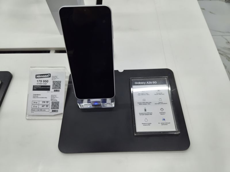 Смартфон Samsung Galaxy A26 5G белый на стенде Samsung, рядом ценник Техномарта