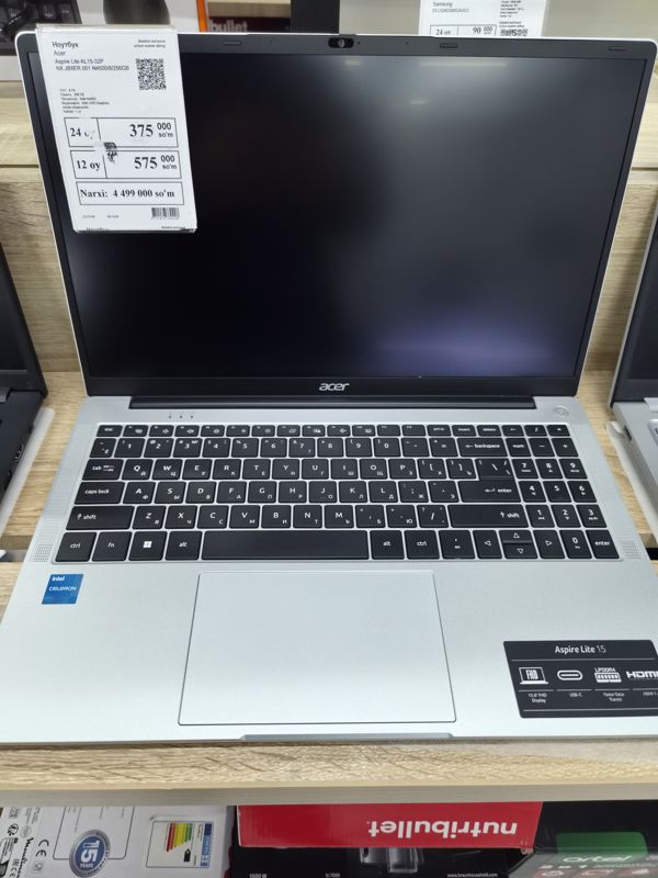 Ноутбук Acer Aspire Lite на витрине, слева на крышке ценник