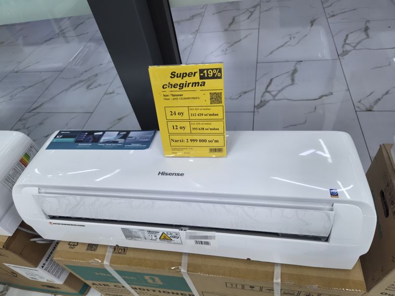 Настенный кондиционер Hisense на коробках с жёлтым ценником «Super chegirma -19%»