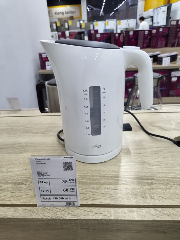 Электрочайник Braun WK3100WH на прилавке магазина электроники, рядом ценник