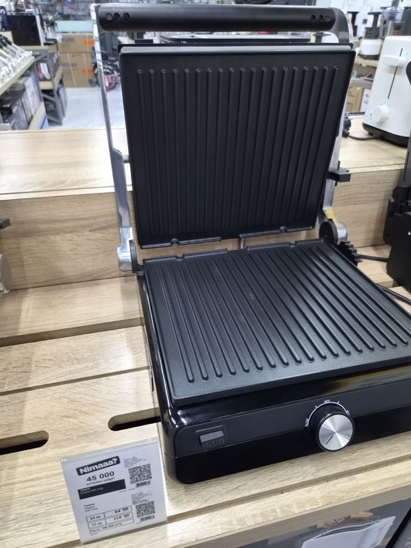 Электрогриль Polaris PGP 2102 с ценником на полке магазина электроники