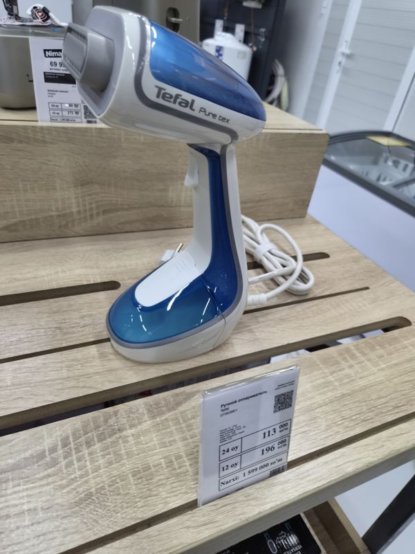 Ручной отпариватель Tefal Pure Tex на полке магазина электроники с белым ценником