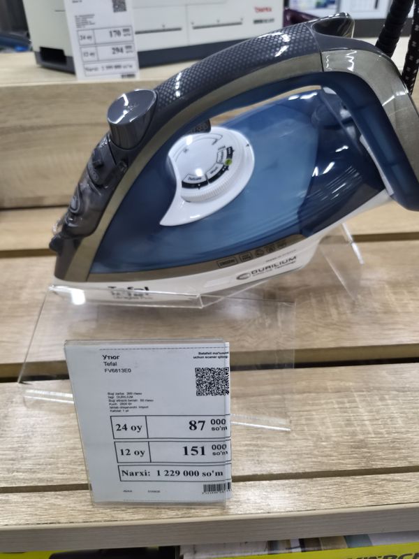Паровой утюг Tefal FV6813E0 с технологией Durilium на акриловой подставке и ценником магазина электроники