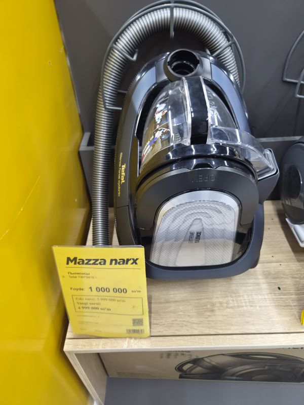 Пылесос Tefal Silence Force Cyclonic с контейнером для пыли и жёлтым ценником «Mazza narx» на полке магазина электроники