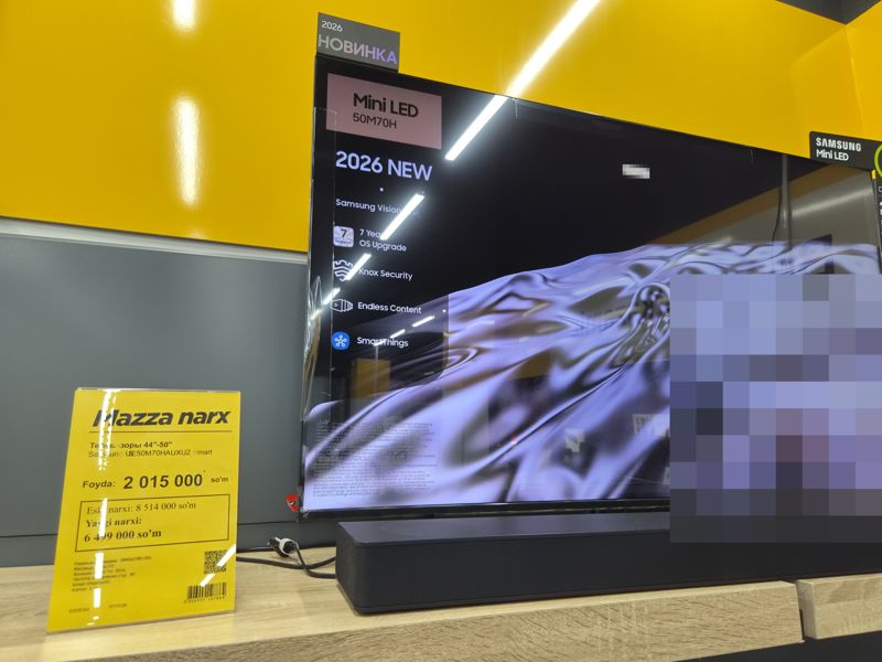 Телевизор Samsung Mini LED UE50M70HAUXUZ, 50", на витрине Техномарта со звуковой панелью, жёлтый ценник «Mazza narx»