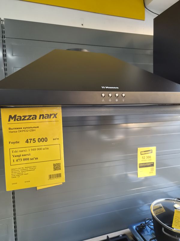 Купольная вытяжка Hansa с чёрным корпусом и жёлтым ценником «Mazza narx» слева; правее ценник «Nimaaa?» на варочную поверхность