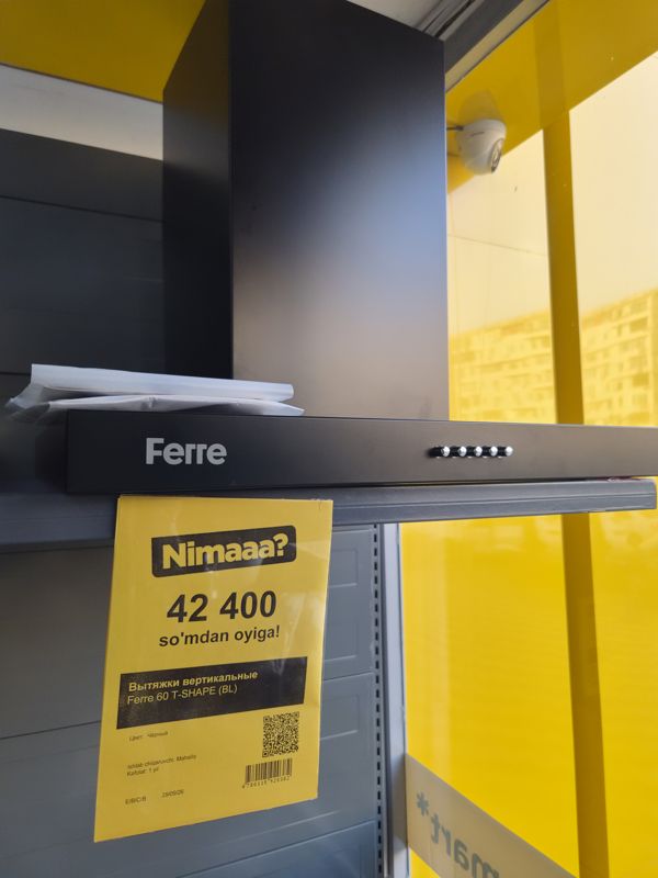 Вытяжка Ferre 60 T-SHAPE чёрная на полке у витрины, под ней жёлтый ценник «Nimaaa?» с названием и штрихкодом