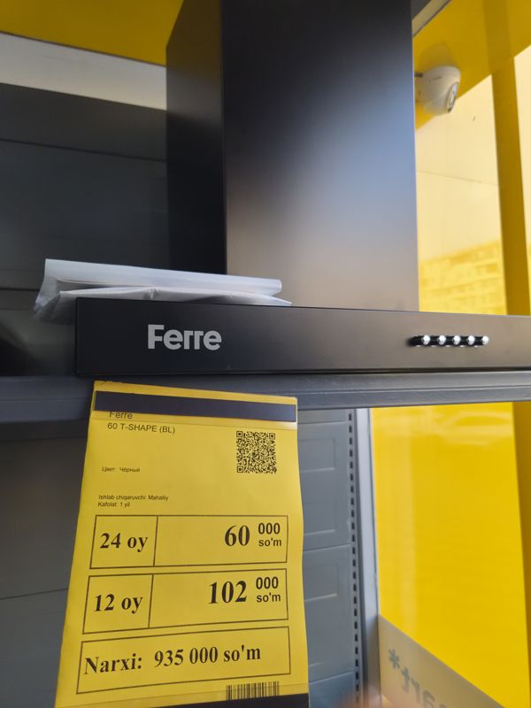 Вытяжка Ferre 60 T-SHAPE чёрная на полке, ниже жёлтый ценник с ценой и рассрочкой
