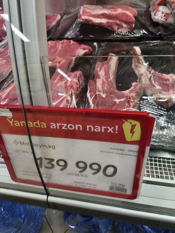 Мясная витрина Korzinka: говяжья шея в лотках, акционный ценник «Yanada arzon narx!» 139 990 сум/кг