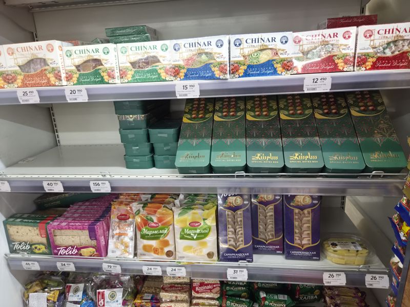 Полка с восточными сладостями в Korzinka: турецкий лукум Chinar, коробки Special Dates Box, халва Tolib и самаркандская, мармелад Азовская, чак-чак, шоколадные трюфели