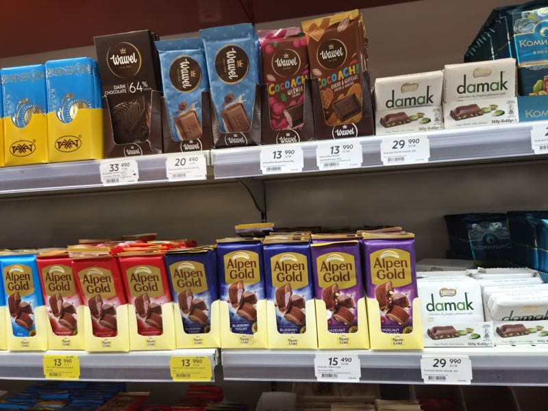 Полки с шоколадом в Korzinka: Wawel (Dark, молочный, Wiśnia, Wafelki & Kakao), Nestle Damak, Alpen Gold с йогуртом и фундуком с изюмом