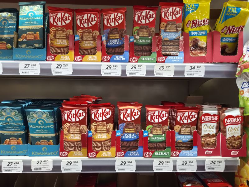 Две полки шоколада в Korzinka: KitKat (солёная карамель, двойной шоколад, фундук, Cookie Dough), Комильфо, Nuts и Nestle Gold Selection
