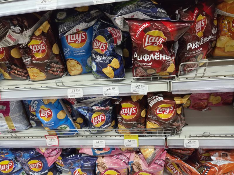 Полки с чипсами Lay's в Korzinka: Max со сметаной и луком, сыром, рифлёные, шашлык, краб, кебаб; ценники, часть акционных