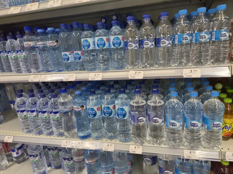 Полки с бутилированной водой (Montella, Santal, Bonaqua, Hydrolife) и белые полочные ценники в Korzinka