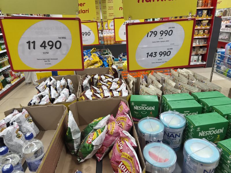 Коробки с чипсами Lay's и ценник со смесями NAN Optipro и Nestogen рядом с детским питанием в Korzinka