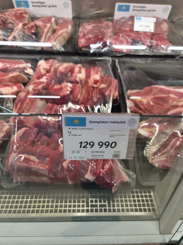 Охлаждённая говядина, рёбра, в упаковке на витрине мясного отдела Korzinka, ценник 129 990 сум/кг, табличка «Продукция Казахстана», халяль