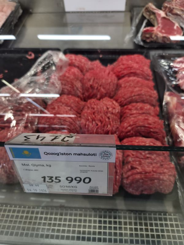 Говяжий фарш охлаждённый в лотке на витрине мясного отдела Korzinka, ценник 135 990 сум/кг, табличка «Продукция Казахстана», халяль