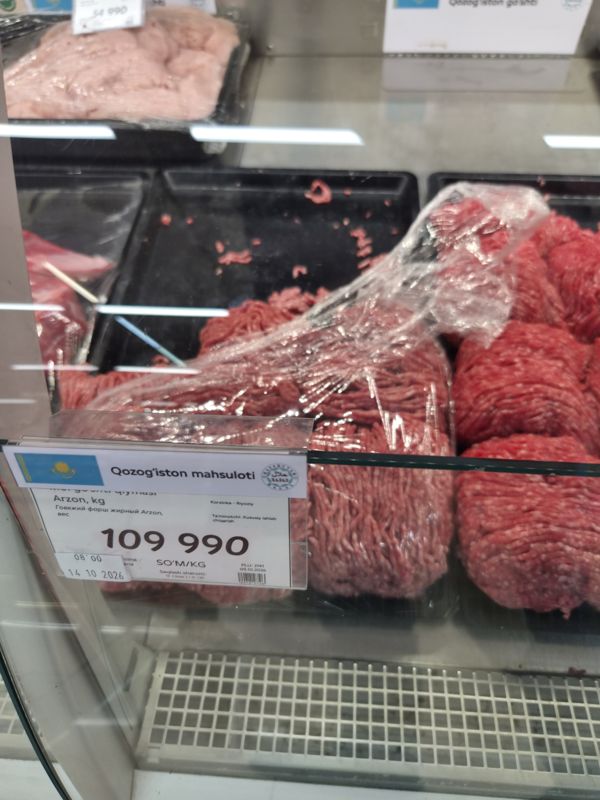 Говяжий фарш жирный Arzon в лотках на витрине мясного отдела Korzinka, ценник 109 990 сум/кг, табличка «Продукция Казахстана», халяль