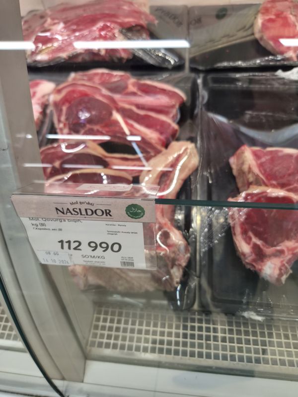 Охлаждённая говяжья корейка Nasldor (категория В) на кости на витрине мясного отдела Korzinka, ценник 112 990 сум/кг, халяль