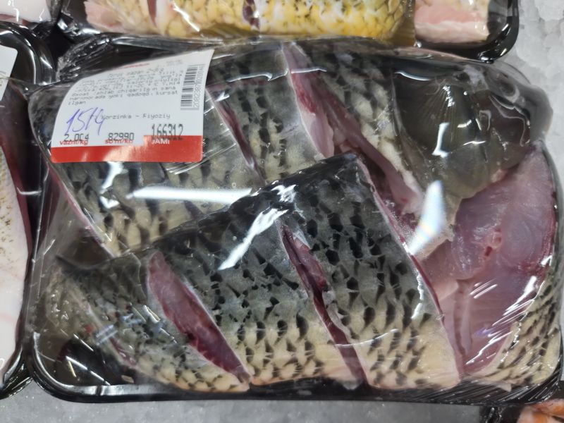 Лоток с разделанным сазаном (куски) на льду в Korzinka Риёзий, на этикетке 82 990 сум/кг