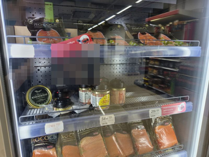 Холодильная витрина Korzinka с рыбной продукцией: лосось холодного копчения (Golden Fish) 120 г и 300 г, икра, краб в банках; ценники 219 990, 549 990 и 1 249 990 сум