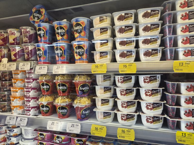 Холодильная полка с йогуртами и десертами: Fruttis, Danissimo, Grand Dessert, Exponenta High-Pro, Campina, Доброе, Danone; белые и жёлтые ценники