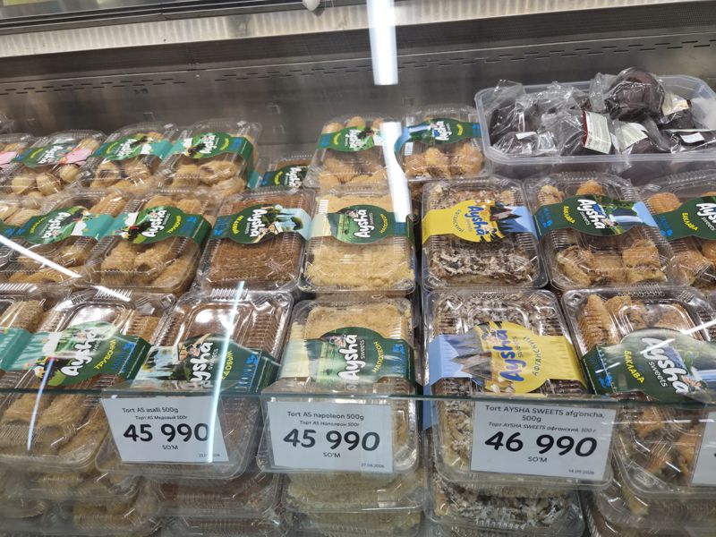 Холодильная витрина тортов и восточных сладостей Aysha Sweets в Korzinka: медовый, наполеон и афганский торты по 500 г, трубочки, пахлава