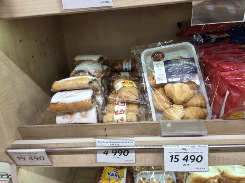 Полка выпечки в Korzinka: рулеты с маком и мини-круассаны Muza, булочки 365 kun с ценниками