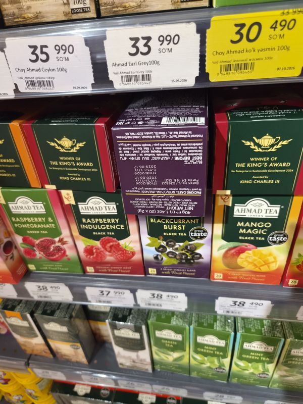 Полка чая Ahmad Tea в Korzinka: ценники Ceylon, Earl Grey, Ko'k yasmin, ароматизированные чаи 20 пакетиков