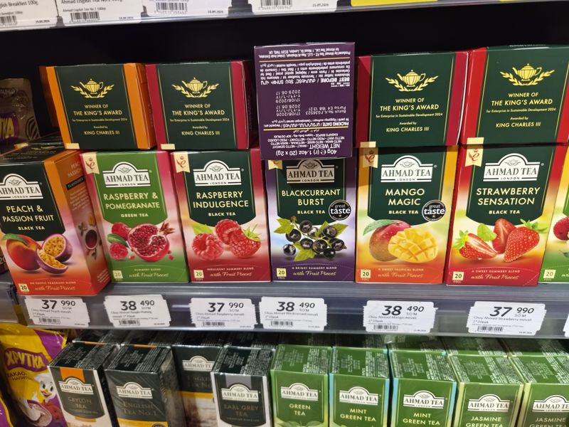 Полка фруктовых чаёв Ahmad Tea 2*20 пакетиков в Korzinka: Peach & Passion Fruit, Raspberry & Pomegranate, Raspberry Indulgence, Blackcurrant Burst, Mango Magic, Strawberry Sensation