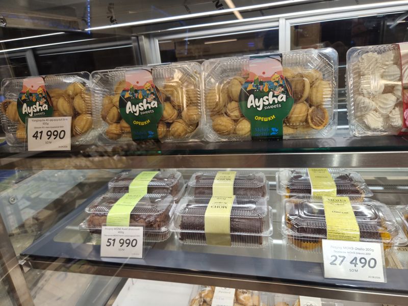 Холодильная витрина кондитерской Korzinka: орешки Aysha sweets и пирожные МОНЭ