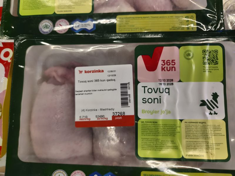 Упаковка куриного бедра «365 kun» (Tovuq soni, Broyler jo'ja) с весовой этикеткой Korzinka Mashhadiy: 0,710 кг, 52 490 сум/кг
