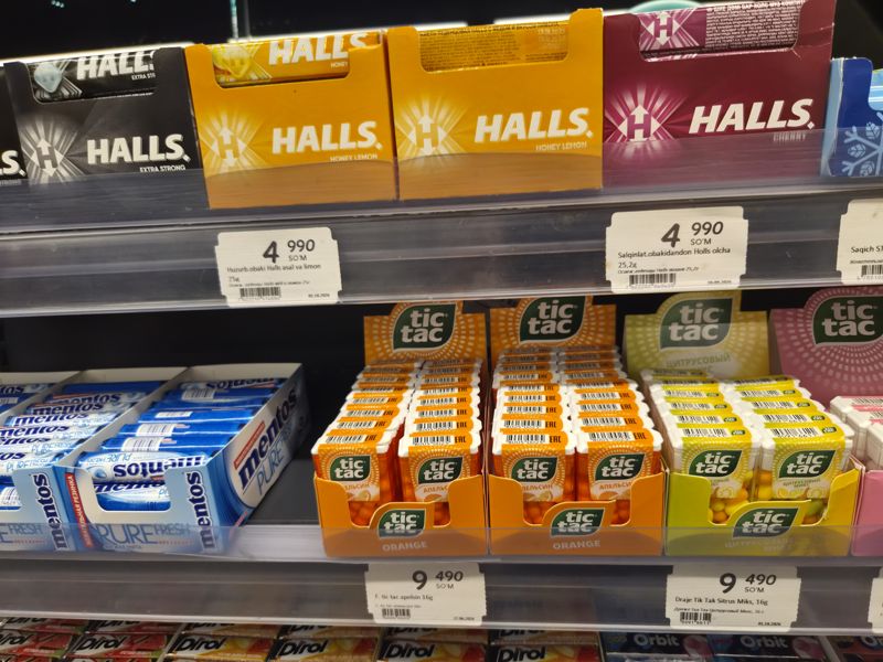Полки леденцов Halls и драже Tic Tac в Korzinka: леденцы Halls (мёд-лимон, вишня), Tic Tac апельсин и цитрусовый микс, Mentos Pure Fresh; ценники на полках